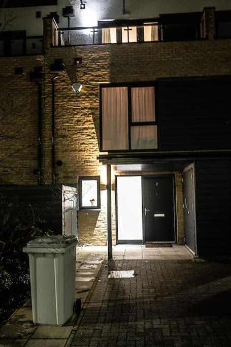 Exquisite Cozy House, Close To Train Station And Amenities Harold Wood Buitenkant foto