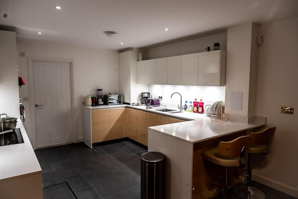 Exquisite Cozy House, Close To Train Station And Amenities Harold Wood Buitenkant foto